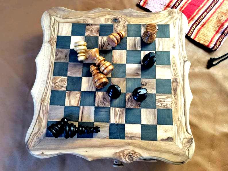 Table d'échecs de luxe à bords façonnés